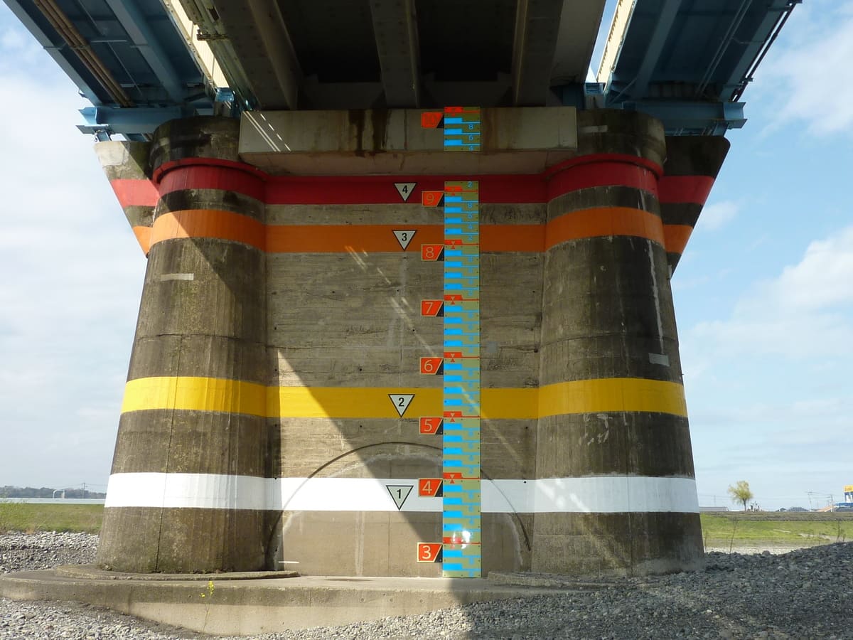 橋に設置された量水標