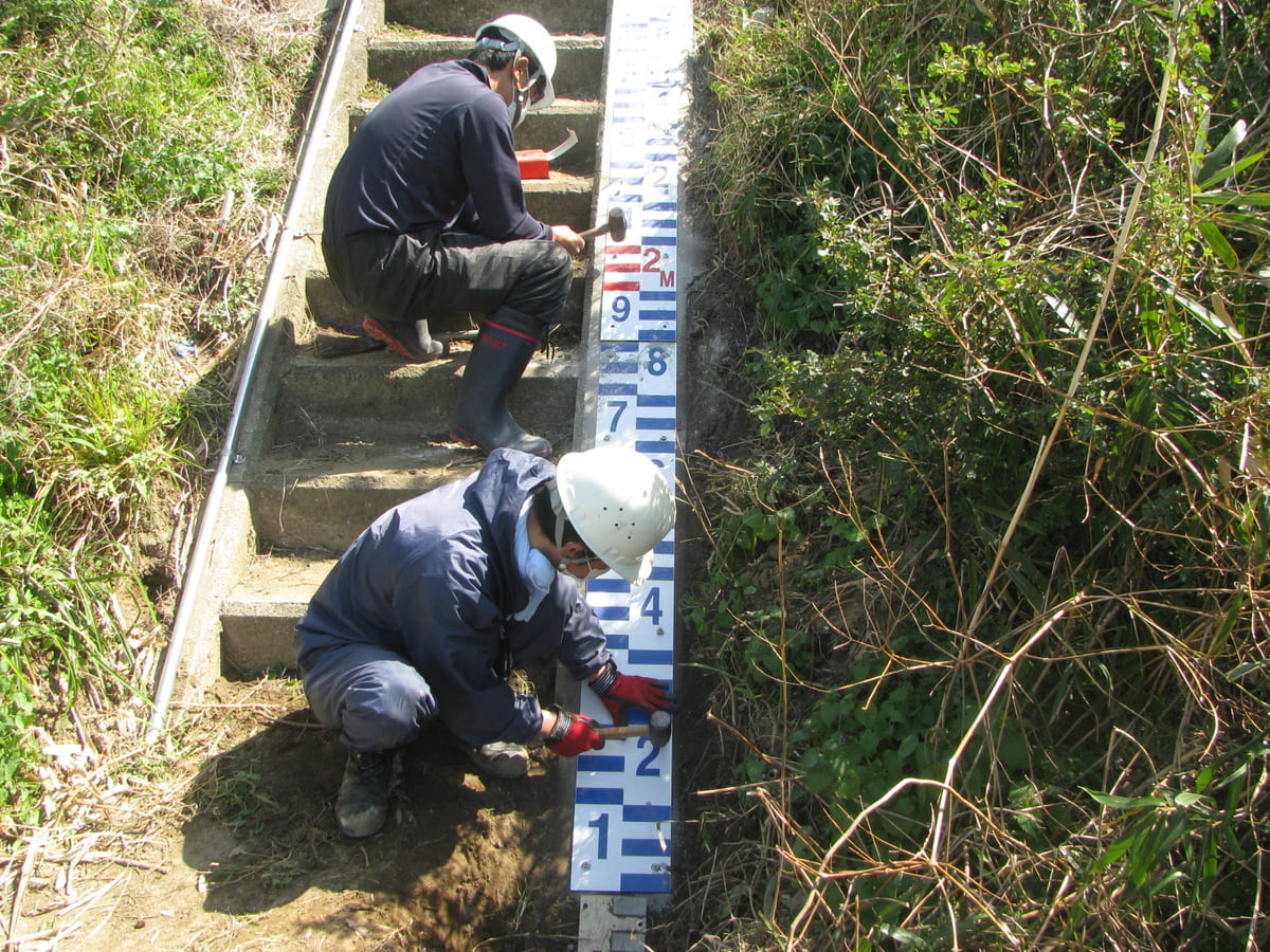 河川に設置されている量水標の修繕や取替作業の実施風景